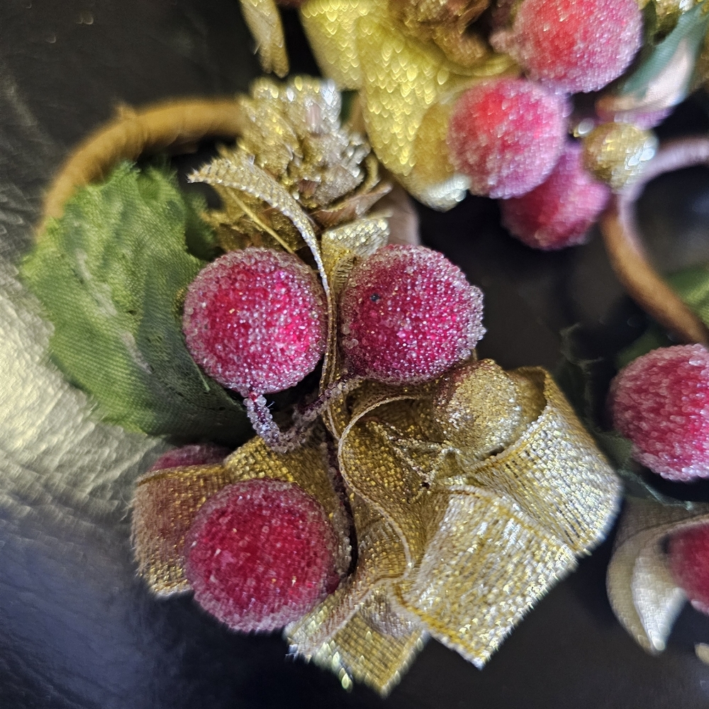 Set Of 8 Vtg Berry Pinecone Holly Ribbon‎ Napkin Rings Christmas Holidays Gold